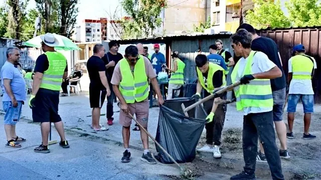 Доброволци и жители на квартала събират боклук заедно